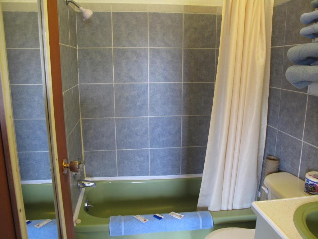 Blue Mountain Motel Pincher Creek Quarto foto